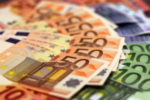 Poslanci glasovali za vpis pravice do uporabe gotovine v ustavo