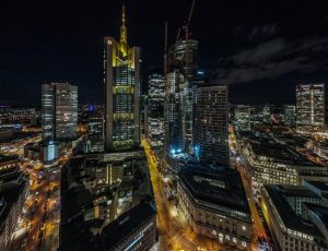 Commerzbank se na sestanku delničarjev otepa UniCredita
