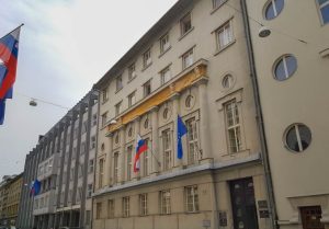BDP presenetljivo padel – Umar opozarja na mednarodno negotovost