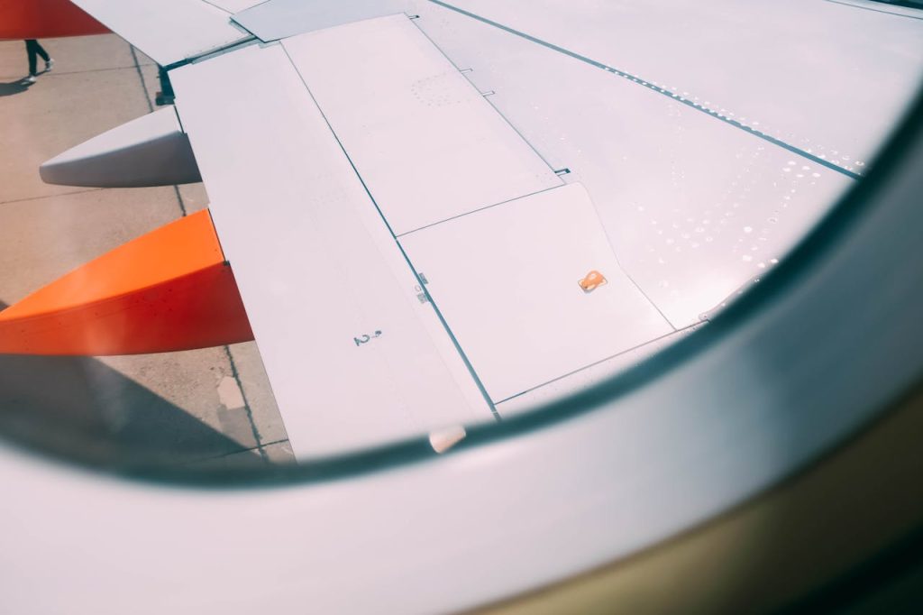 Airplane wing