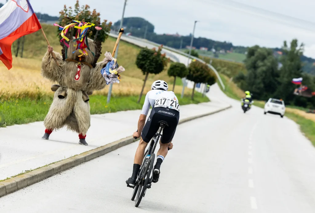 Kurent in kolesar