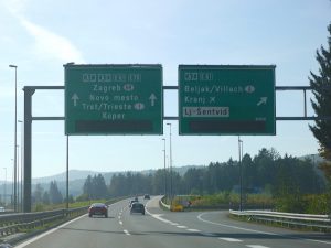 Več novih avtomobilov in potnikov, manj pretovora blaga