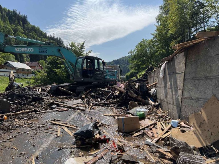 Vlada pospešuje popoplavno obnovo: hitrejša gradnja nadomestnih domov