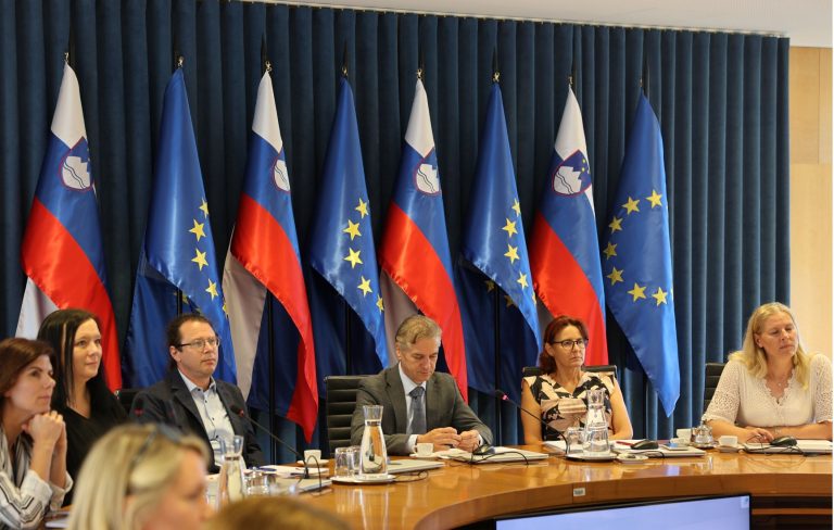 Golob o avtocestnih zastojih: Potrebna so obsežna vlaganja in čas