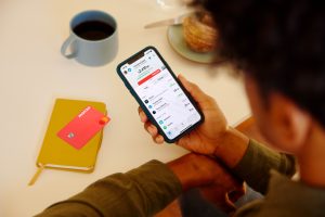 Digitalni izzivalec klasičnih bank – Monzo – presegel milijardo funtov prihodkov