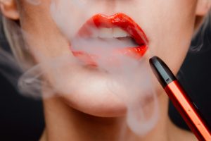 Čedalje večji pritisk na Evropsko komisijo za obdavčenje elektronskih cigaret in fug