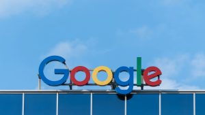 Alphabet v klubu treh bilijonov dolarjev: umetna inteligenca gonilna sila rasti