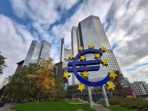 ECB zaradi vojne med Iranom in Izraelom ohranja prilagodljiv pristop