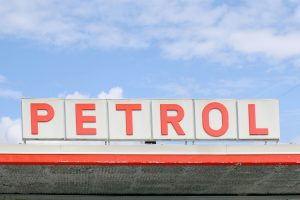 Petrol razočaran nad podaljšanjem in širjenjem regulacije cen goriv