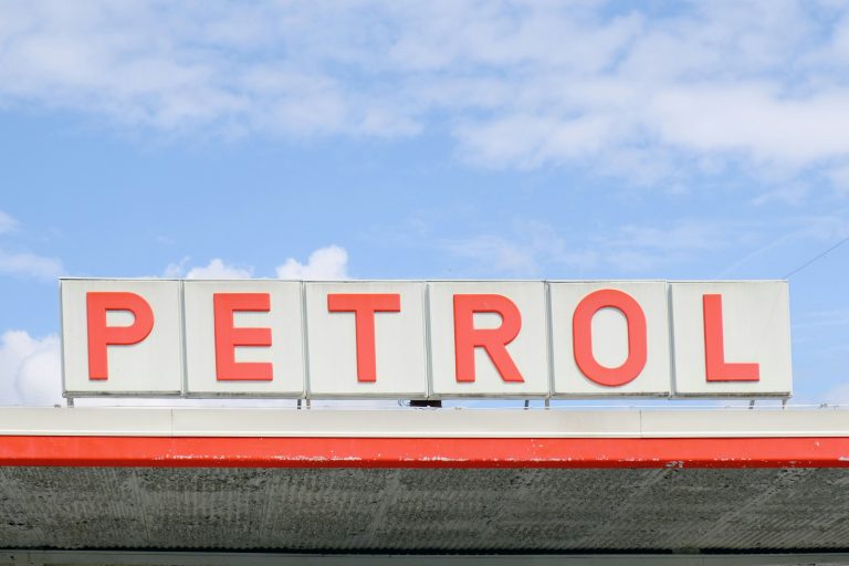 Petrol razočaran nad podaljšanjem in širjenjem regulacije cen goriv