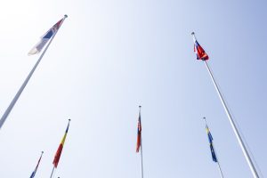Slovenska zastava pred Cernom je simbol ponosa in priznanja slovenskemu znanju