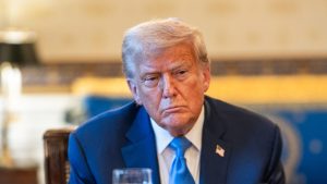 Trump uradno podaljšal rok za dogovor o carinah, grožnje z višjimi dajatvami ostajajo