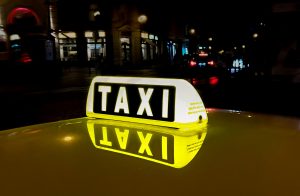 Sindikat taksistov opozarja: Uber krši zakon, pristojni ne ukrepajo