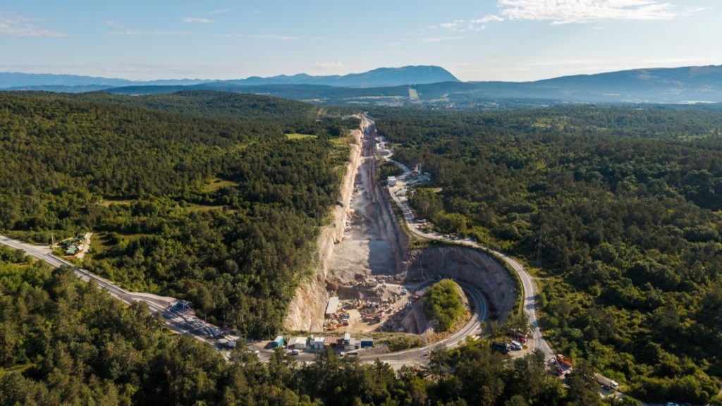 Drudi tir, Železnice, gradnja