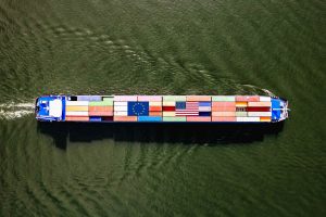 Nova pogodba med ZDA in EU: Trgovinska harmonija ali geopolitična odvisnost?