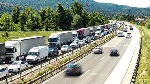 Rešitev za zastoje na primorski avtocesti: dvosmerni promet proti Razdrtemu in izločanje tovornih vozil