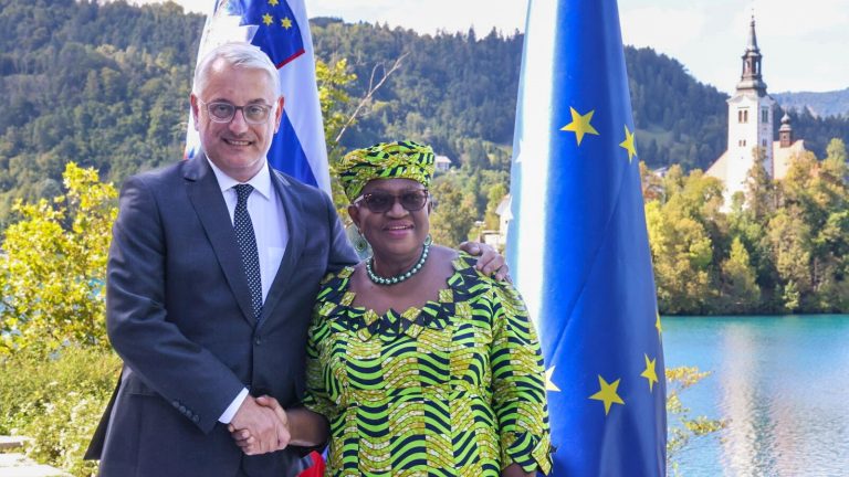 Gospodarski minister Matjaž Han in generalna direktorica Svetovne trgovinske organizacije (WTO) dr. Ngozi Okonjo-Iweala. Foto: Ministrstvo za gospodarstvo