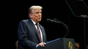 Trump si želi 100-odstotnih carin na Kitajsko in Indijsko blago, da bi s tem pritisnil na Putina