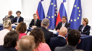 Premier ob obisku Dolenjske in Bele Krajine napovedal uvedbo obvezne božičnice in davčne razbremenitve normirancev