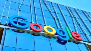 Google ušel razbitju, a bo s tekmeci moral deliti podatke