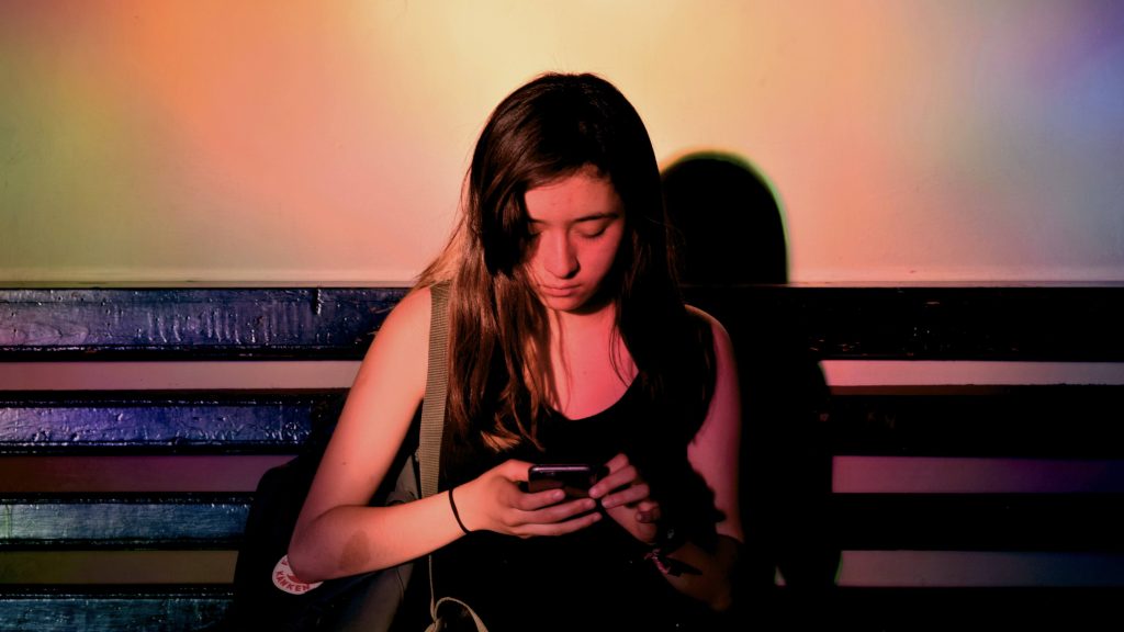 Najstnik, najstnica, starševski nadzor, ChatGPT, mobilni telefon