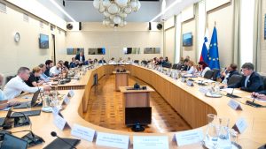 Delodajalci protestno zapustili sejo ESS zaradi stališča o obvezni božičnici