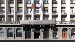 Banke v Sloveniji zavajajo potrošnike o osnovnem plačilnem računu