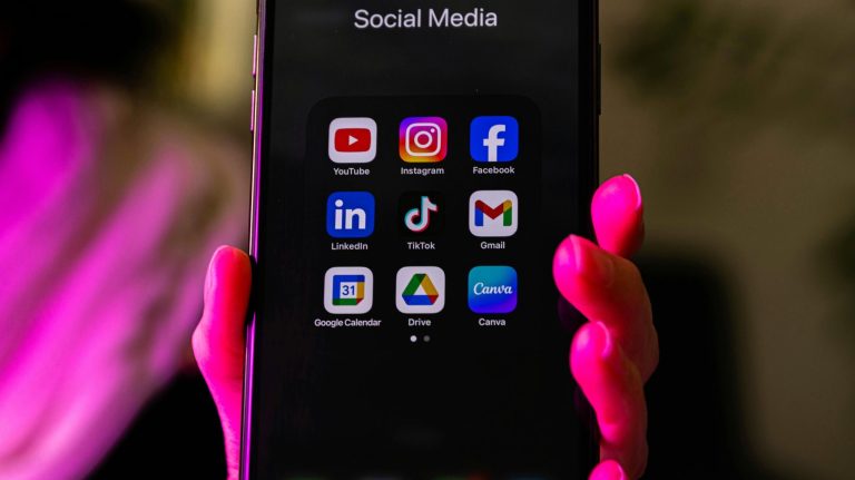 Družbena omrežja, Tik