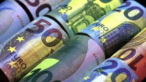 Povprečna bruto plača avgusta nižja, a medletno še vedno raste