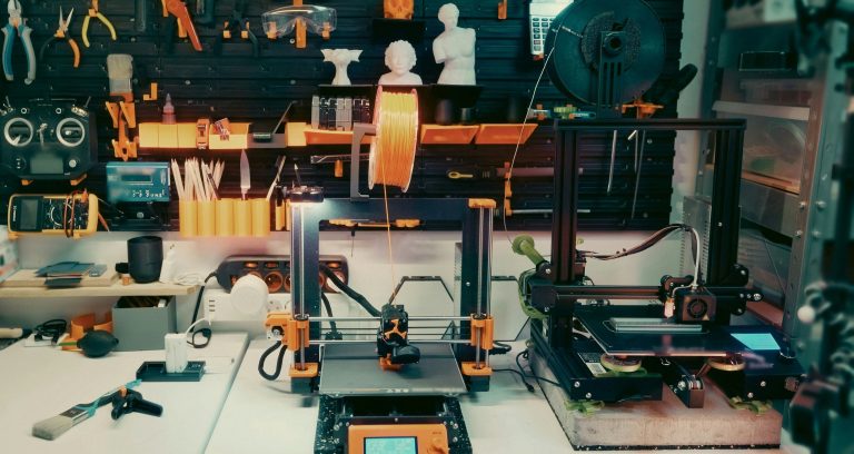 plastika, inovacije, delavci, delo, ročne spretnosti