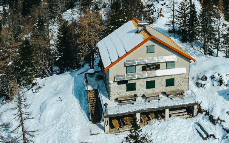 sončni paneli, Slovenija, sneg, koča