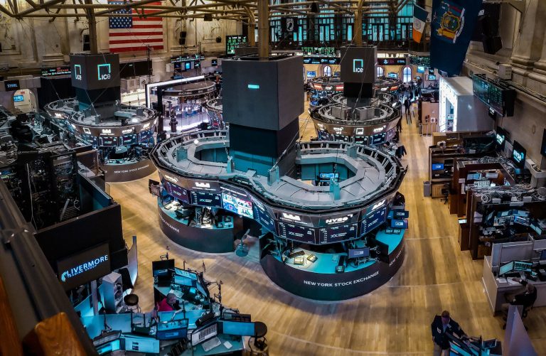 Wall Street praznuje Dow pri 50.000, a račun za 630 milijard šele prihaja