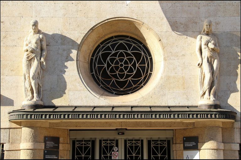 Pol milijarde evrov v dveh letih in kupci hočejo še: tretja ljudska obveznica prihaja 16. marca