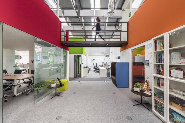 Dve tretjini podjetij dviguje plače, a glavni razlog za odhode je še vedno denar