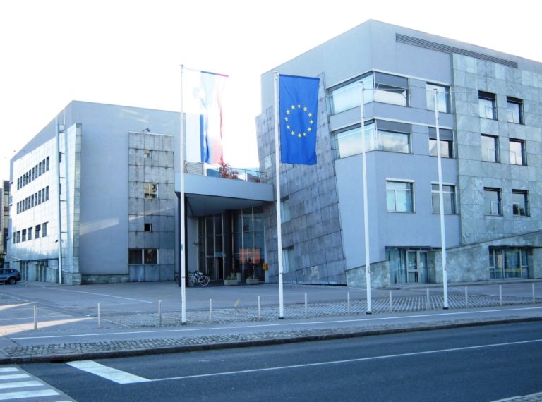 Slovenija ima pol milijarde evrov davčnega dolga, polovico dolguje le 50 podjetij