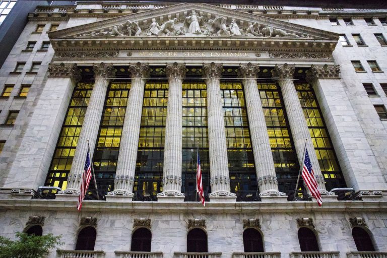 S&P 500 letos že v rdečem, bitcoin izgubil polovico od jeseni