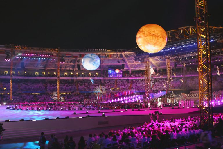 Šest milijard evrov, 2,5 milijona gledalcev in soseščina, ki obeta veliko