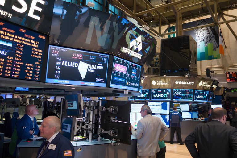 Wall Street in Evropa v zelenem ob prebujanju ameriških tovarn, kriptovalute in nafta v prostem padu