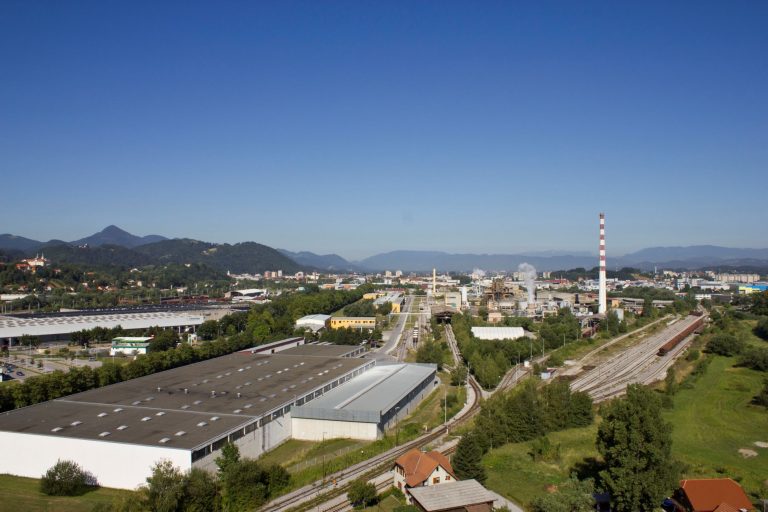 Konkurenti bankrotirajo, Cinkarna Celje pa z 19 milijoni dobička ostaja med zadnjimi, ki stojijo