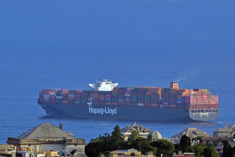 200 zasidranih tankerjev, Irak ustavil polja, Goldman Sachs napoveduje nafto pri 100 dolarjih