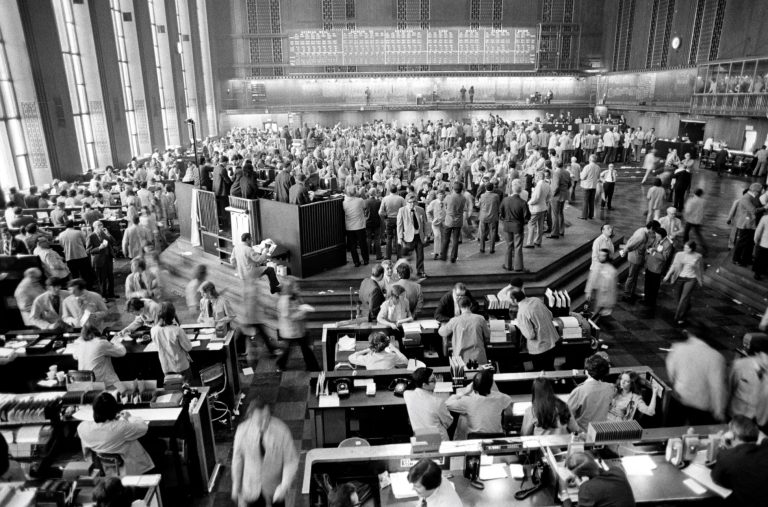 S&P 500 na letnem minimumu, nafta WTI za teden poskočila bolj kot kateri koli teden po letu 1983