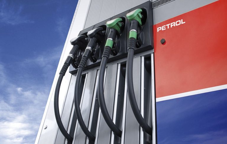 Bencinski turizem iz Avstrije in Italije prisilil Slovenijo v prvi poseg po 700 milijonih litrov državnih rezerv