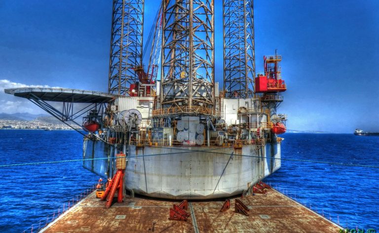 Sodček nafte 51 % dražji kot pred mesecem, na Wall Streetu peti teden padcev