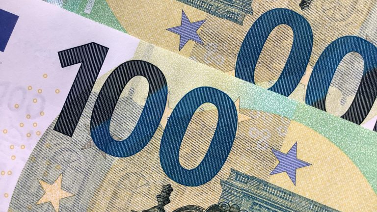 Inflacija v evroobmočju padla, a življenje ostaja drago