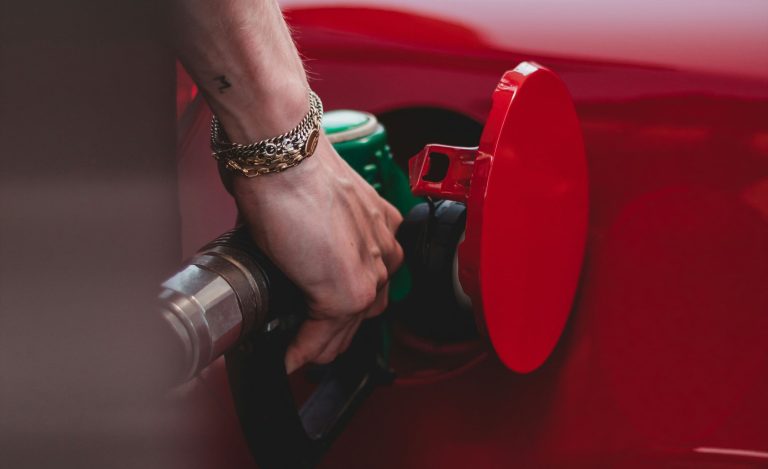 Gorivo dražje za približno 15 centov na liter: kje smo s cenami goriv v primerjavi s sosedi?