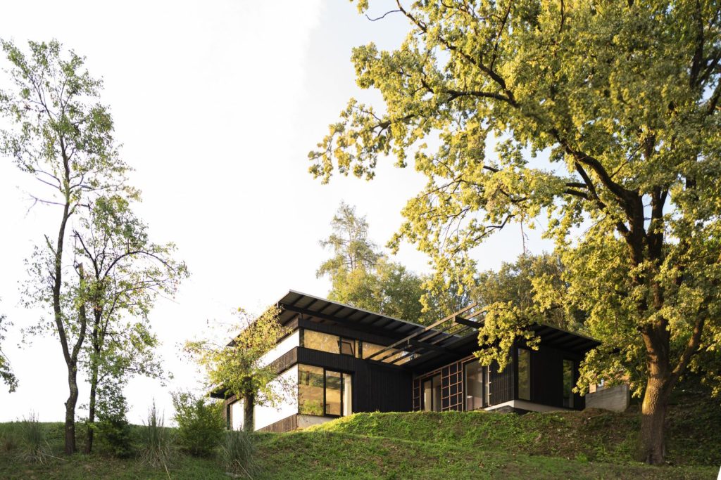 Hiša nad mestom stoji na robu grebena nad Ljutomerom