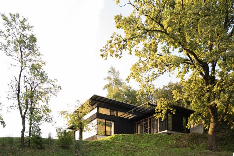 Hiša nad mestom stoji na robu grebena nad Ljutomerom