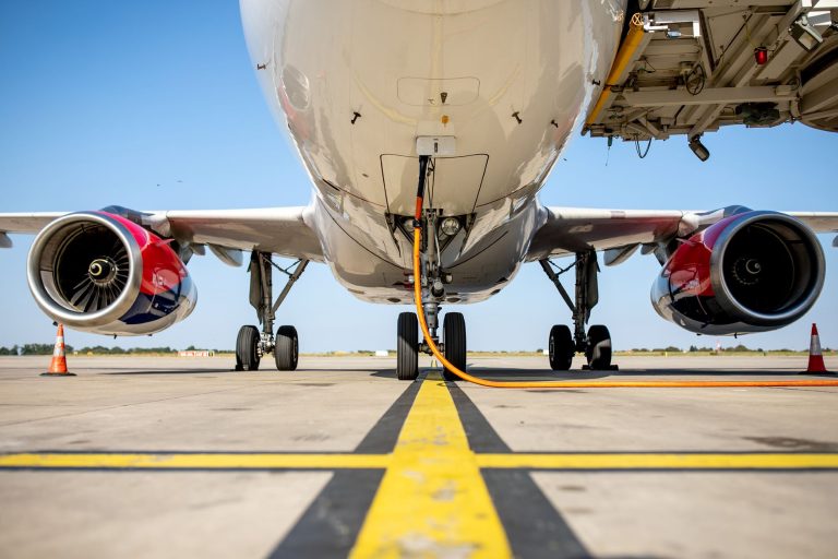 Iz Perzijskega zaliva ne priteče niti liter letalskega goriva, Air Serbia in Lufthansa med zadnjimi, ki so dvignili cene