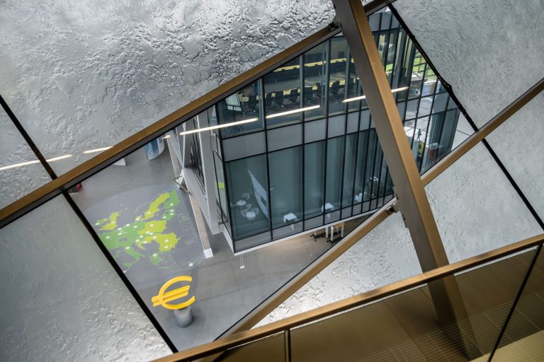 Teden, ki bo definiral leto 2026 na trgih: nafta nad 107 dolarjev, napad v Washingtonu in štiri centralne banke brez odgovorov