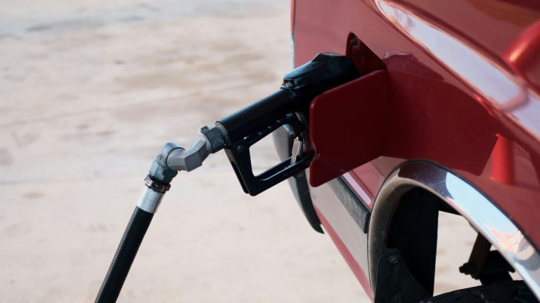 Nov dvig cen pogonskih goriv: podražitev dizla prinaša milijonski udarec za gospodarstvo